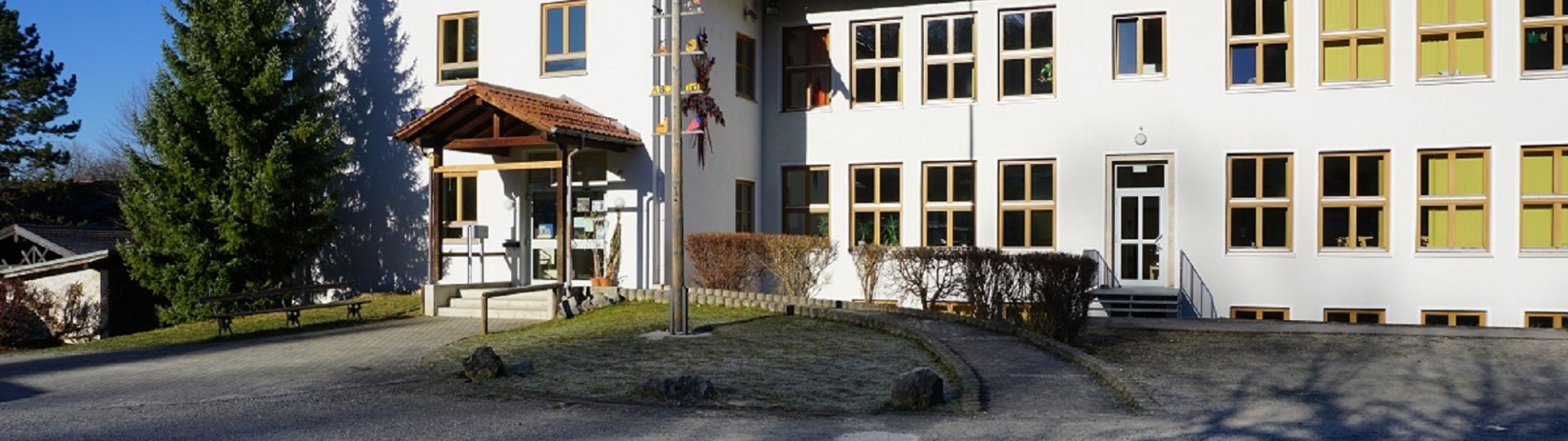 Grundschule Au&szlig;enansicht Key Visual